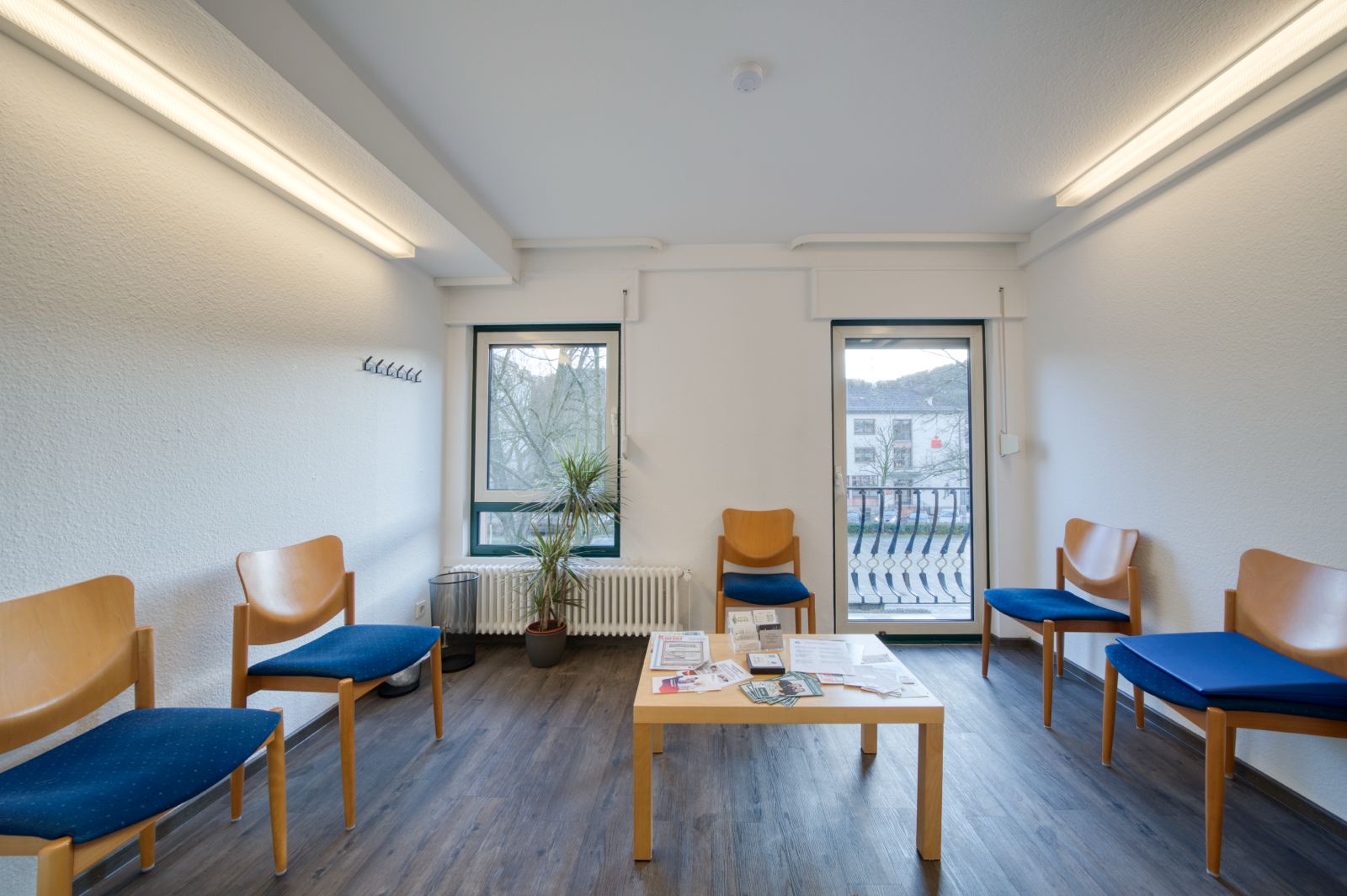Behandlungsraum mit Liege und funktioneller Einrichtung